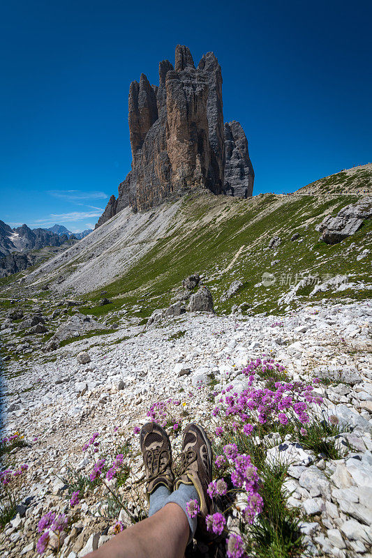 女人休息的特写，而徒步旅行周围的Tre Cime di Lavaredo在白云石，欧洲阿尔卑斯山，意大利